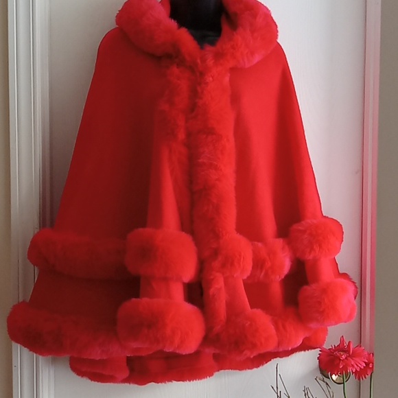 Elegant Hooded Faux Fur Poncho/Cape/ Shawl - Picture 4 of 11